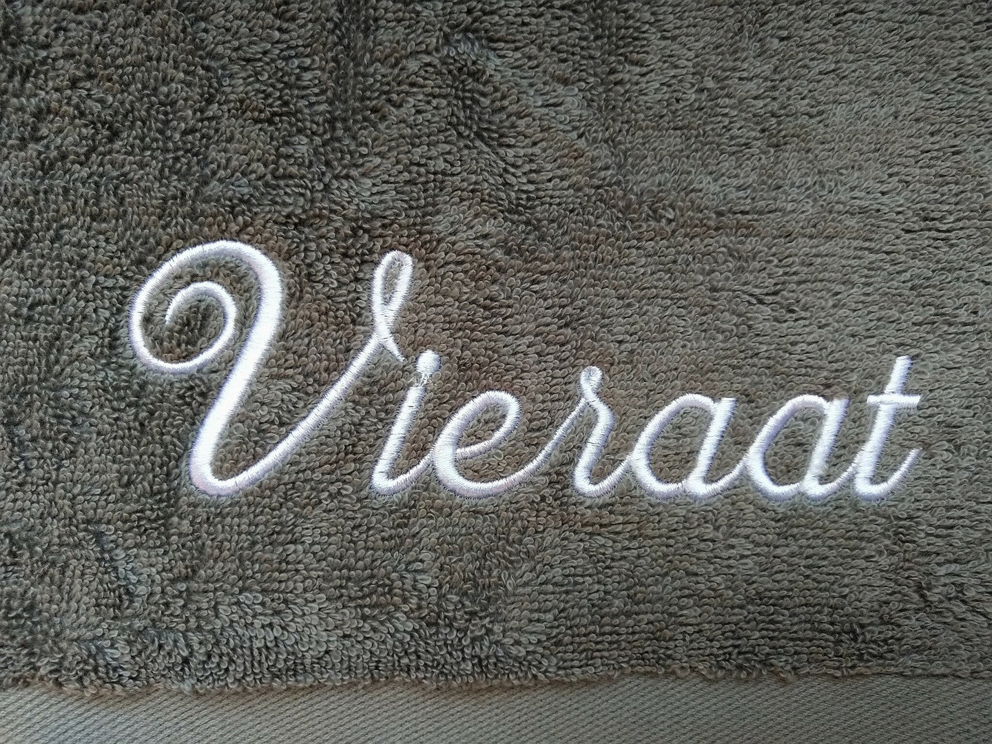 Grå badrock och handduk med brodyr